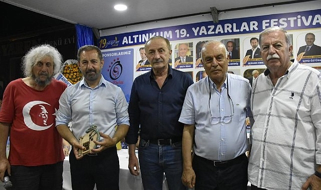 altinkum-yazarlar-festivali-usta-kalemleri-agirlamaya-devam-ediyor.jpg