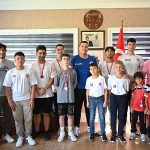 kemer-belediyesi-kick-boks-takimindan-baskan-topalogluna-ziyaret.jpg