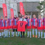 dardanel-kadin-futbol-takimina-sahika-ercumen-destegi-yesil-sahalarda-kadin-dayanismasi.jpg