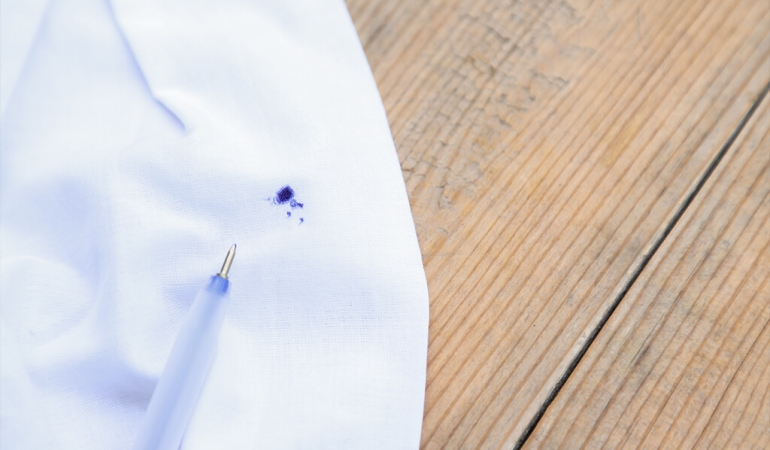 Kıyafetlerdeki mürekkep lekesi nasıl çıkar?