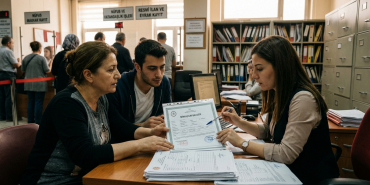 Mirasçılık belgesi ve resmî ilan evraklarını inceleyen kişi
